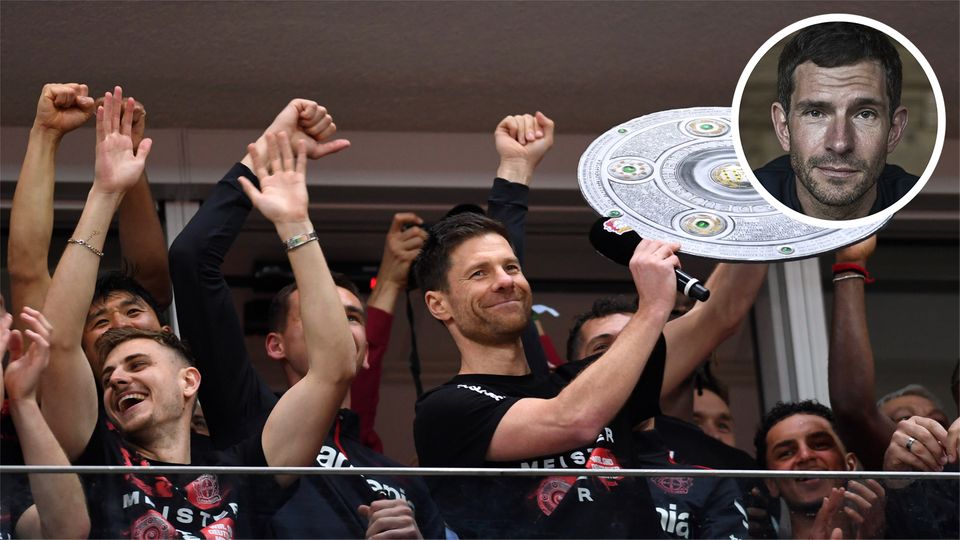 Trainer Xabi Alonso und seine Spieler feiern mit einer Replik des Meisterpokals