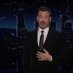 Jimmy Kimmel steht auf der Bühne und wehrt sich gegen Vorwürfe Donald Trumps