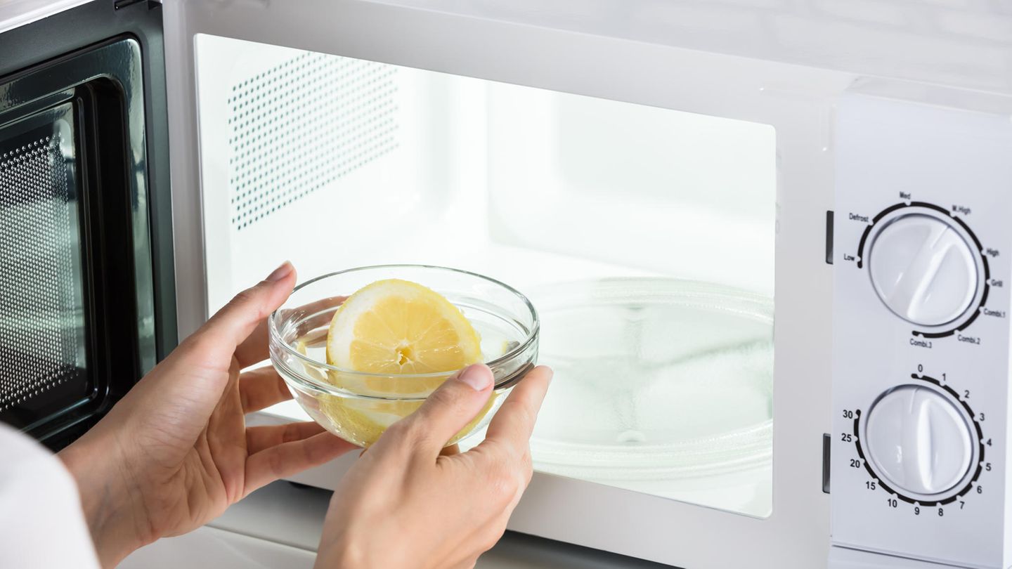 Essensreste: Mikrowelle reinigen: So leicht entfernen Sie hartnäckige Verkrustungen