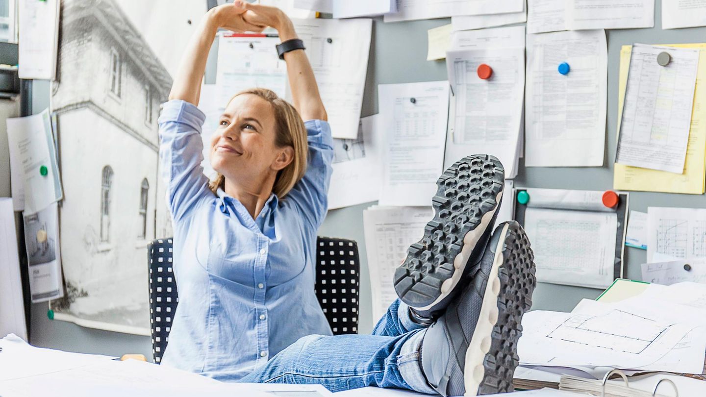 Symbolfoto für Arbeitszeit-Kommentar: Eine Frau sitzt am Schreibtisch