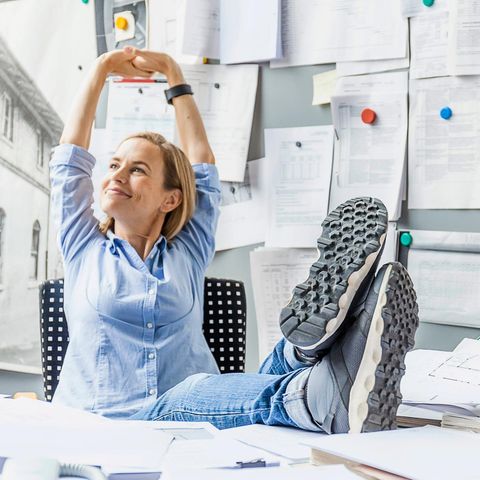 Symbolfoto für Arbeitszeit-Kommentar: Eine Frau sitzt am Schreibtisch