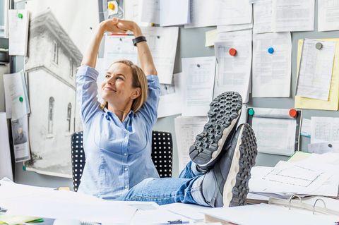 Symbolfoto für Arbeitszeit-Kommentar: Eine Frau sitzt am Schreibtisch