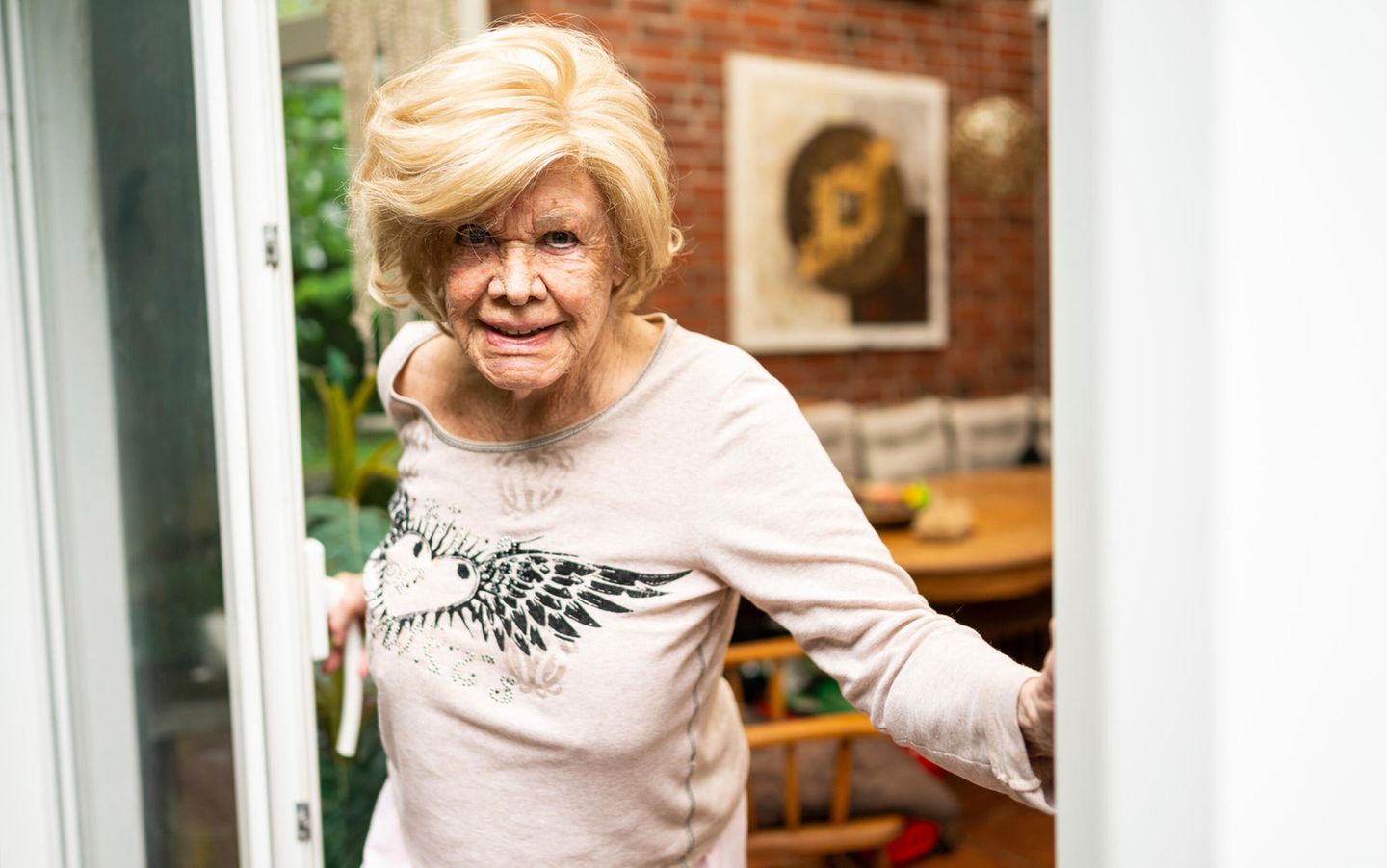 Ingrid van Bergen steht in ihrem Wintergarten