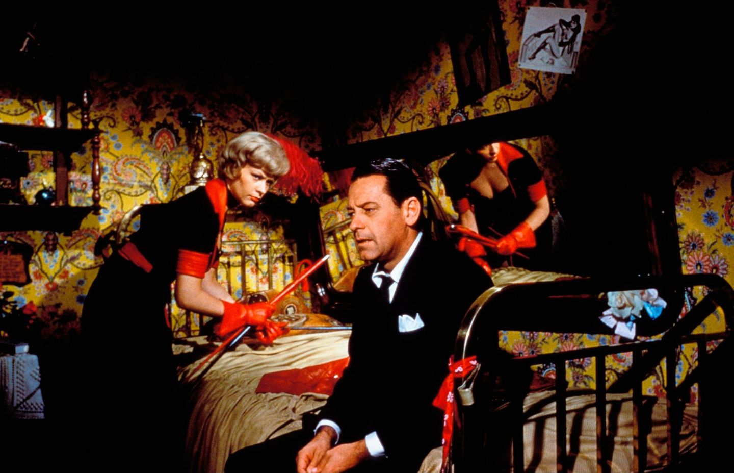 Ingrid van Bergen und William Holden unterhalten sich