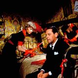 Ingrid van Bergen und William Holden unterhalten sich