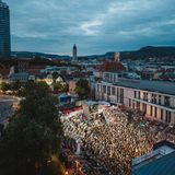 Das Festivalgelände in Jena von schräg oben, der Zuschauerraum ist Kreisförmig aufgebaut.