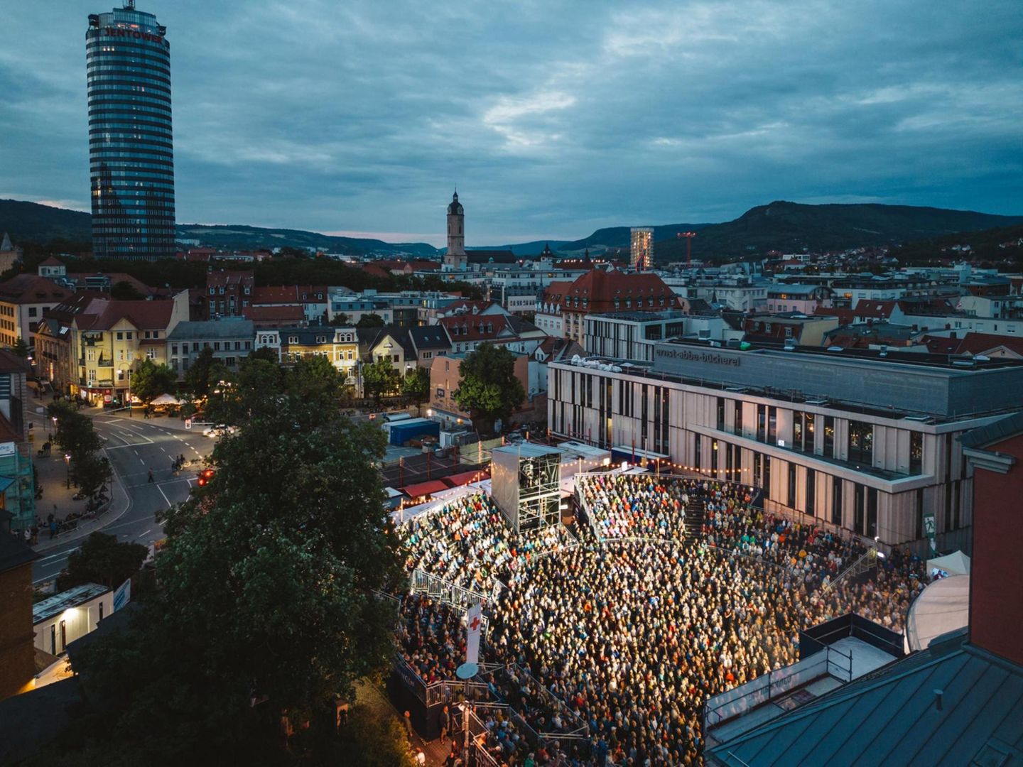 Kulturarena Jena: sieben Wochen Open-Air am Stück Das Festivalgelände in Jena von schräg oben, der Zuschauerraum ist Kreisförmig aufgebaut.