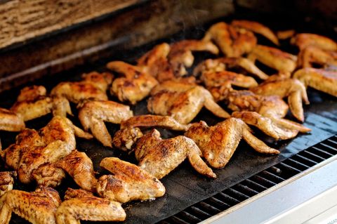 Grillmatten für Gasgrills: Chicken Wings liegen auf einer Grillmatte