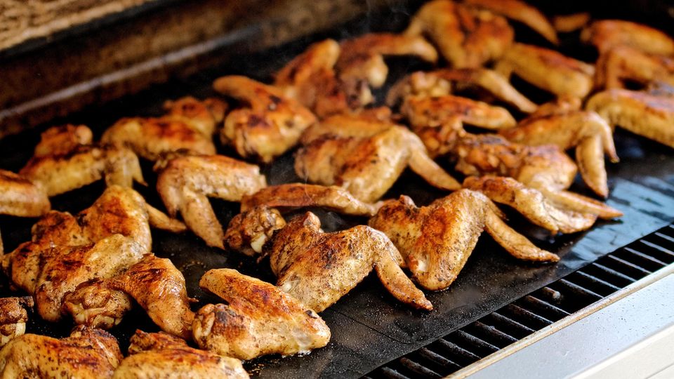 Grillmatten für Gasgrills: Chicken Wings liegen auf einer Grillmatte