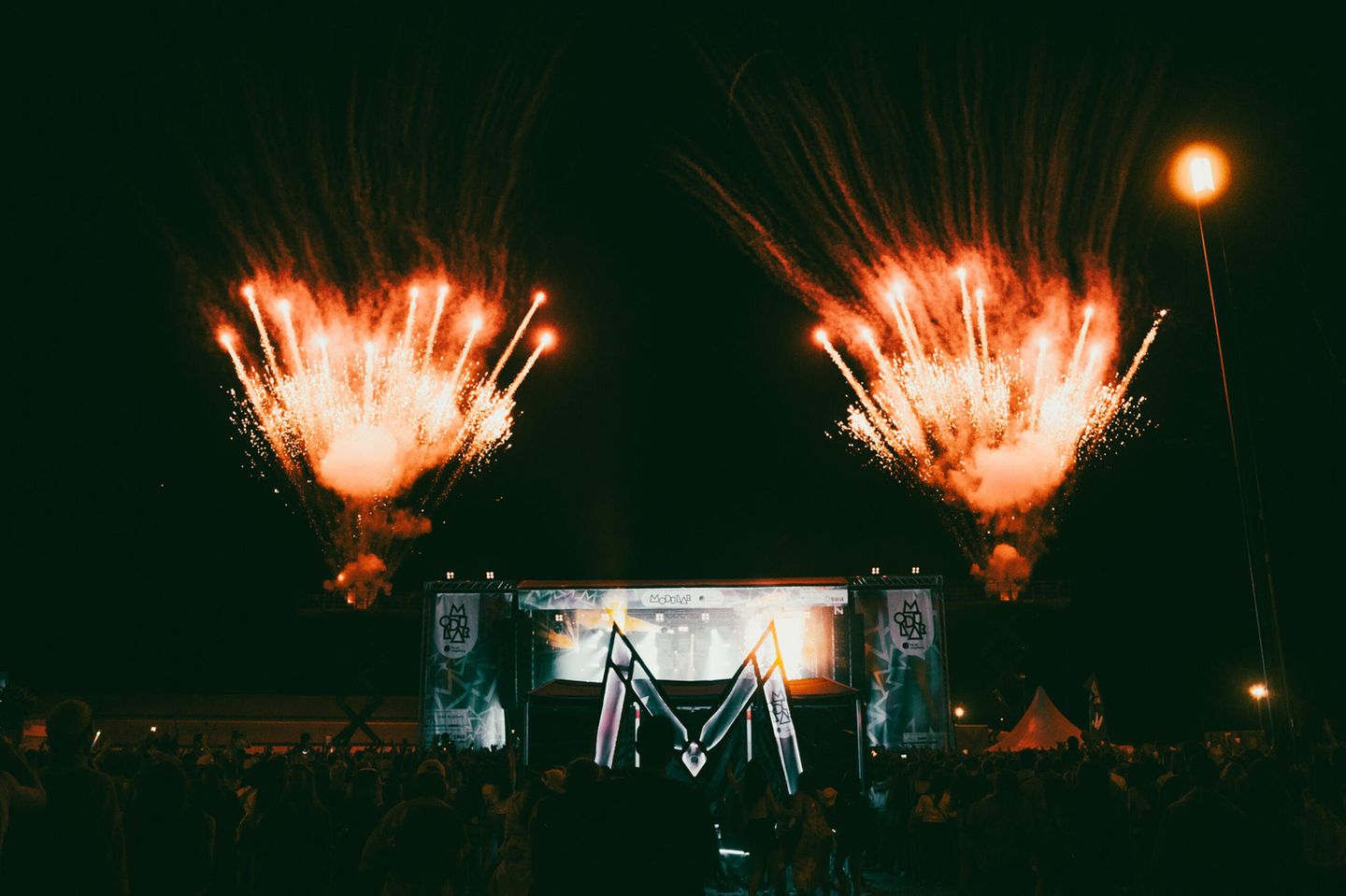 Modular Festival: Feuerwerk über der Bühne