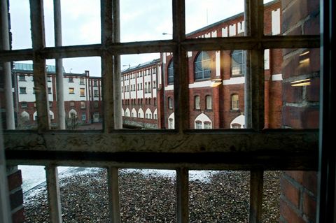 Blick durch ein vergittertes Fenster auf den Innenhof der Justizvollzugsanstalt Werl