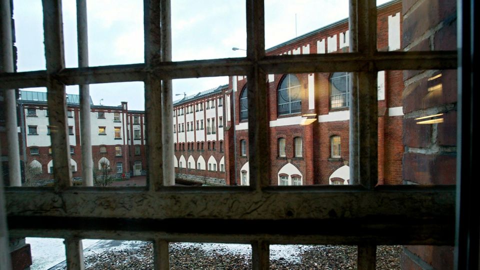 Blick durch ein vergittertes Fenster auf den Innenhof der Justizvollzugsanstalt Werl