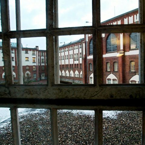 Blick durch ein vergittertes Fenster auf den Innenhof der Justizvollzugsanstalt Werl