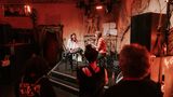 Die Band Paulita Pappel spielt auf einer kleinen Bühne