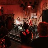 Die Band Paulita Pappel spielt auf einer kleinen Bühne