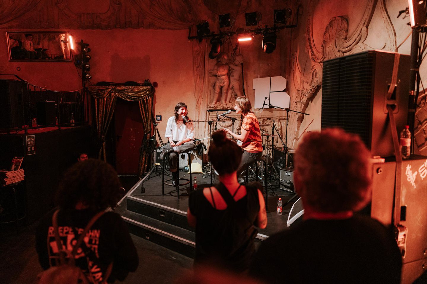 Die Band Paulita Pappel spielt auf einer kleinen Bühne