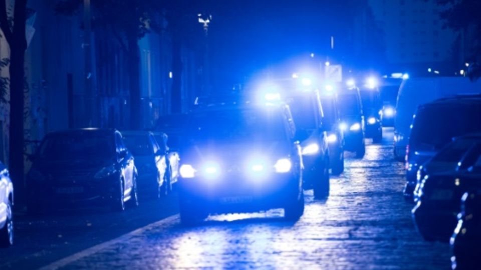 Einsatzwagen der Polizei mit Blaulicht