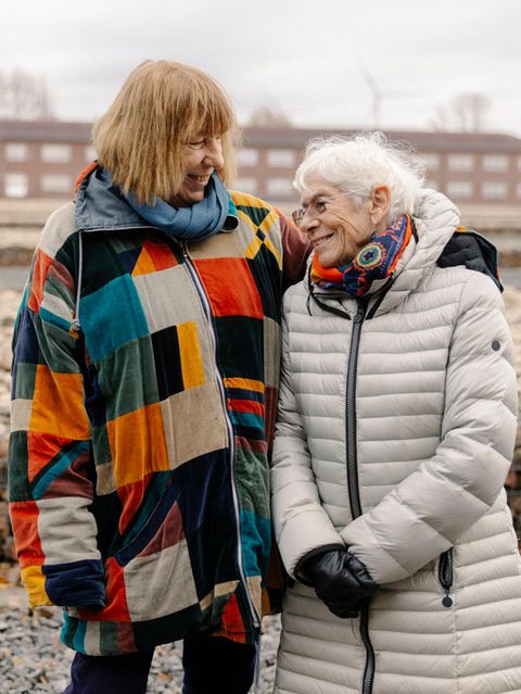 Portrait Barbara Brix (braune Haare) und Yvonne Cossu-Alba (graue Haare) 
