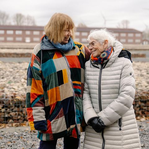 Portrait Barbara Brix (braune Haare) und Yvonne Cossu-Alba (graue Haare) 