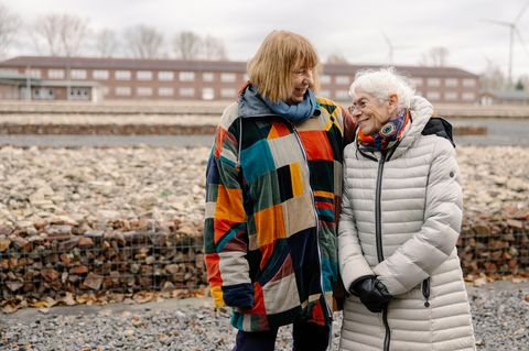 Portrait Barbara Brix (braune Haare) und Yvonne Cossu-Alba (graue Haare) 
