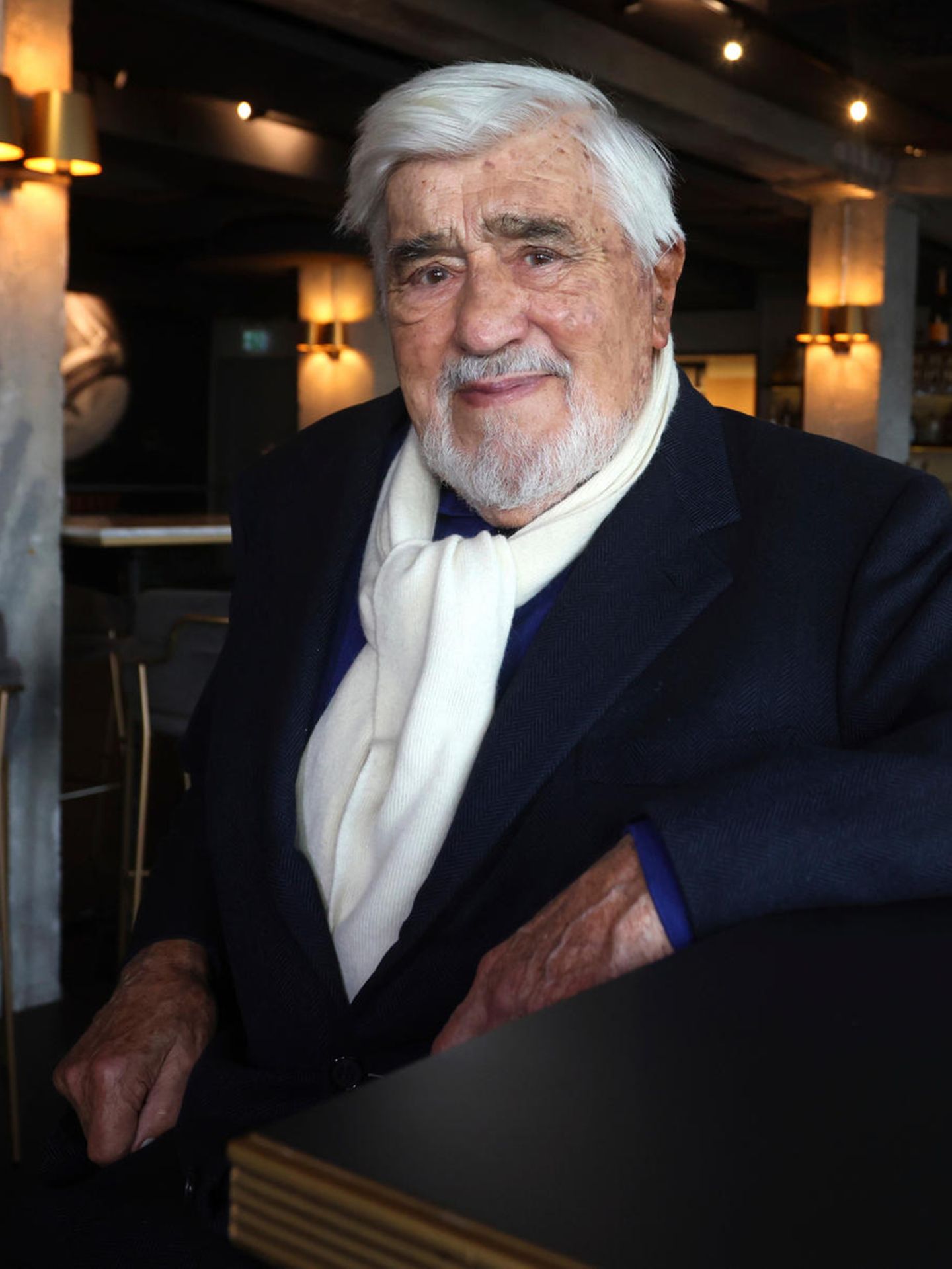 Mario Adorf, Schauspieler, sitzt vor der Matinee im Cafe des Arri-Kinos.