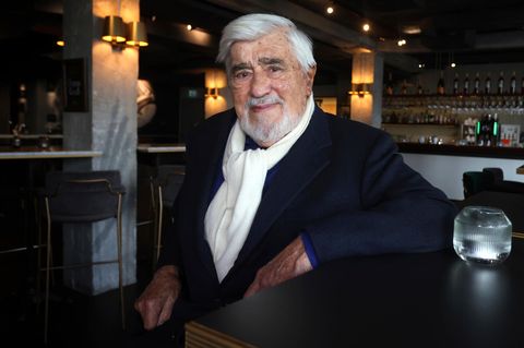Mario Adorf, Schauspieler, sitzt vor der Matinee im Cafe des Arri-Kinos.