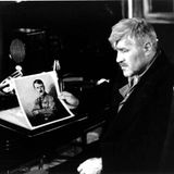 Mario Adorf hält ein Foto von Hitler in den Händen und schaut zur Seite