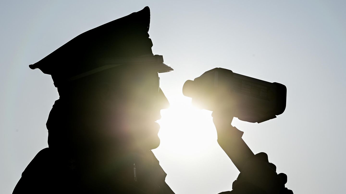 Blitzermarathon: Ein Polizist misst die Geschwindigkeit von Autos mit einer Laserpistole in einer 30iger Zone