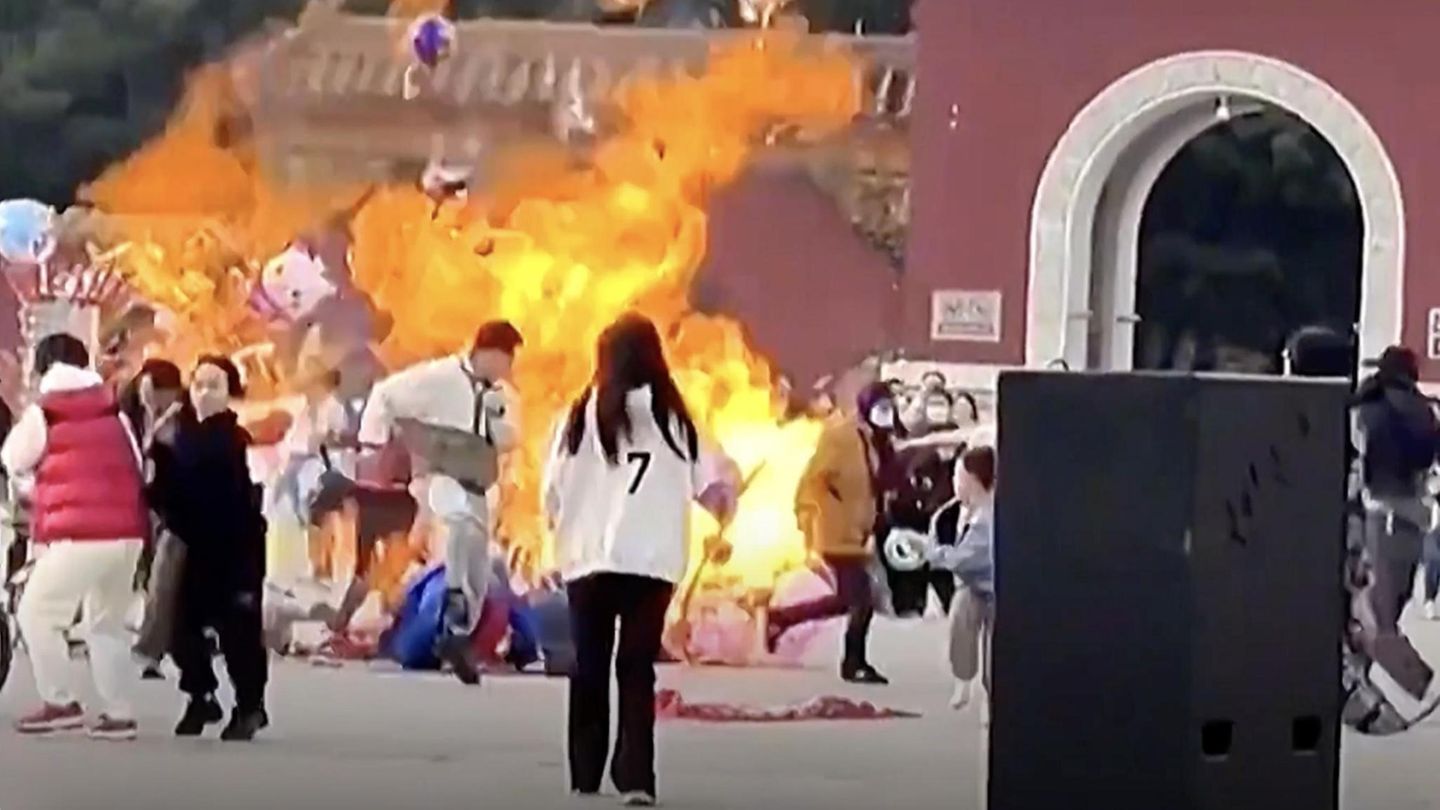 China: Handgemenge zwischen Ballonverkäufern: Streit endet mit gewaltiger Stichflamme