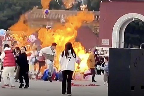 Ballonverkäuferstreit endet mit gewaltiger Stichflamme