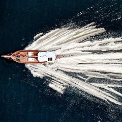 Ein Segelboot von oben, montiert auf Kokainpulver