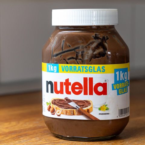 Da hat wohl schon jemand genascht? Bei Nutella ist die Versuchung aber auch wirklich groß
