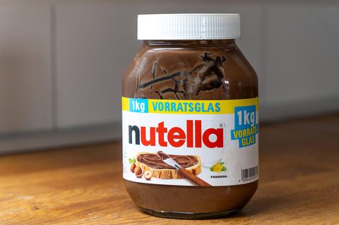 Da hat wohl schon jemand genascht? Bei Nutella ist die Versuchung aber auch wirklich groß