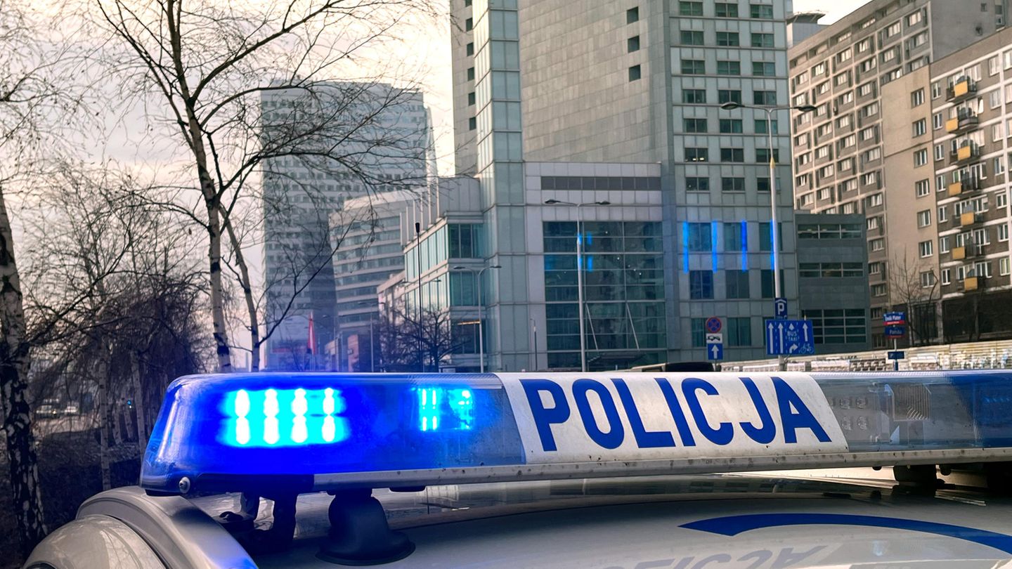 Das Licht auf einem Streifenwagen der polnischen Polizei leuchtet