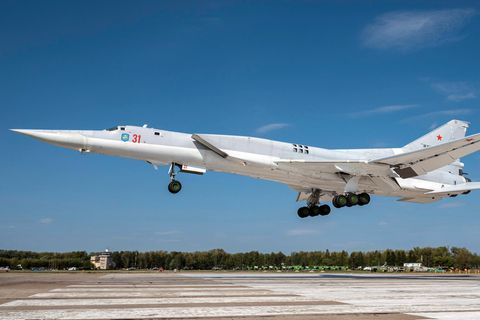 Weiß und mit spitzer Schnauze: So sieht er aus, Russlands Überschallflieger vom Typ Tu-22M3