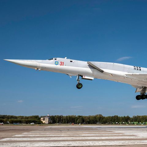 Weiß und mit spitzer Schnauze: So sieht er aus, Russlands Überschallflieger vom Typ Tu-22M3
