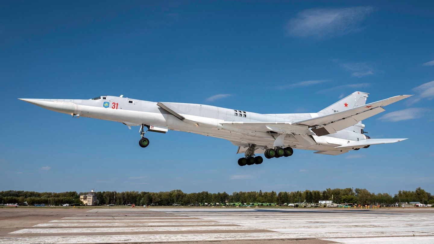 Weiß und mit spitzer Schnauze: So sieht er aus, Russlands Überschallflieger vom Typ Tu-22M3