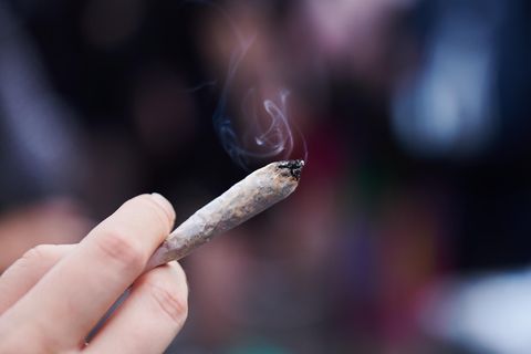 Zwei Finger halten einen Joint