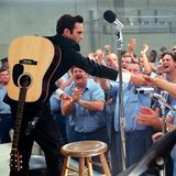 Joaquin Phoenix in „Walk The Line” in der Rolle des johnny Cash schüttelt er im Gefängnis die Hände der Gefangenen