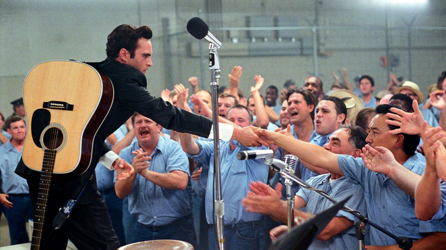 Sänger ohne Tiefe: Joaquin Phoenix in "Walk The Line" (2005) Joaquin Phoenix in „Walk The Line” in der Rolle des johnny Cash schüttelt er im Gefängnis die Hände der Gefangenen