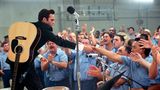 Joaquin Phoenix in „Walk The Line” in der Rolle des johnny Cash schüttelt er im Gefängnis die Hände der Gefangenen