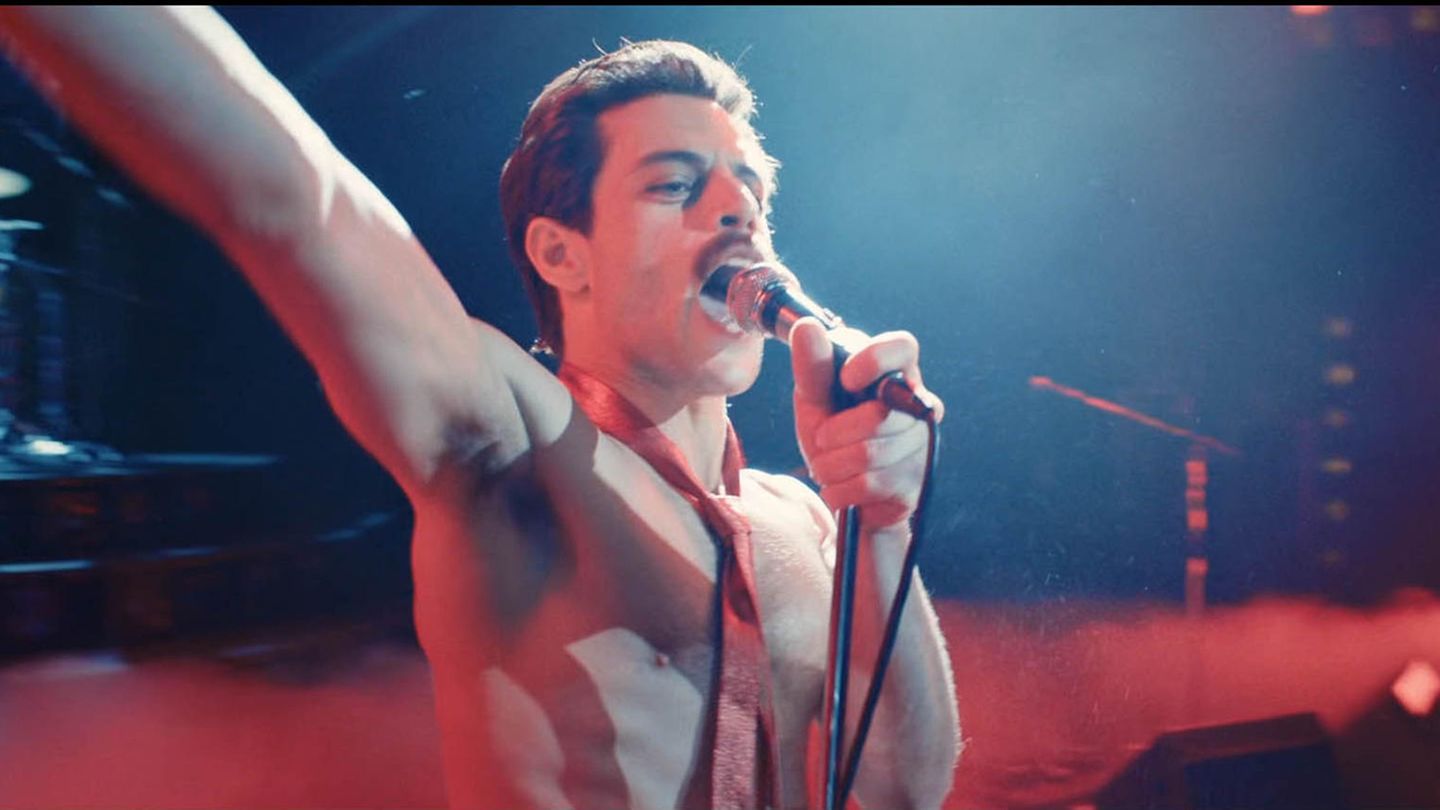 Falsche Zähne, falscher Sänger: Rami Malek in "Bohemian Rhapsody" (2018) Schauspieler Rami Malek als Musiker Freddie Mercury im Film "Bohemian Rhapsody"