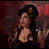 Die einen sagen, sie hätte es gar nicht erst versuchen sollen. Die anderen feiern Marisa Abela, die Hauptdarstellerin des Amy-Winehouse-Films „Back To Black“, weil sie der einzigartigen Soul-Sängerin sehr nah kommt. Dabei sind sich beide Fraktionen in einem Punkt einig: Es ist unmöglich, eine Frau zu spielen, die in jedem Song so um ihr Leben gesungen hat wie Winehouse, die erst 27-jährig mit 4,16 Promille im Blut starb.  Das Spiel mit unseren Erwartungen ist wohl der Grund, weshalb Biopics seit einigen Jahren derart erfolgreich laufen: Kann er oder sie die oft tragischen Stars in all ihrer Zerrissenheit auf die Leinwand bringen? Und vor allem: Können die Darsteller auch noch ebenso gut singen? Diese Debatten, die bei jedem Filmstart erneut aufflammen, werden wir noch öfter erleben, denn der Boom der musikalischen Biopics findet noch lange kein Ende. Fans freuen und ärgern sich jetzt schon über Verfilmungen etwa von Michael Jackson Leben – sein Darsteller Jaafar Jackson erhielt vorab gute Kritiken, weil er dem King of Pop so ähnlich sieht. Kein Wunder: Er ist Jackson Neffe. Ebenfalls in der Pipeline: Filme über Bob Dylan (Hauptrolle: Timothée Chalamet), Bruce Springsteen (Hauptrolle: Jeremy Allen White), Madonna, Cher, die LSD-Rocker Grateful Dead, die Bee Gees und gleich vier Produktionen über die Beatles – für jeden Pilzkopf einen.  Den Schauspielern bieten die Biopics aber Chancen nicht nur mal den Mund aufzumachen. Solche Rollen werden auch häufig Nominierungen für Filmpreise belohnt. Und so haben sich in den vergangenen Jahren einige Stars an Elvis, Whitney Houston, Freddie Mercury und Udo Lindenberg herangewagt. Wir vergleichen Original und Fälschung ...