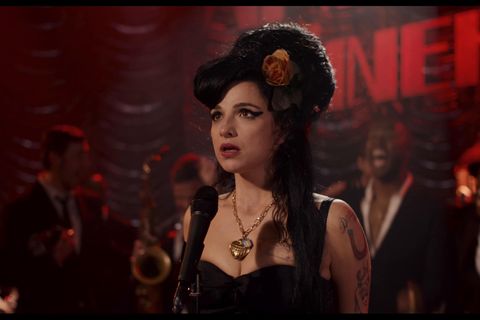 Die einen sagen, sie hätte es gar nicht erst versuchen sollen. Die anderen feiern Marisa Abela, die Hauptdarstellerin des Amy-Winehouse-Films „Back To Black“, weil sie der einzigartigen Soul-Sängerin sehr nah kommt. Dabei sind sich beide Fraktionen in einem Punkt einig: Es ist unmöglich, eine Frau zu spielen, die in jedem Song so um ihr Leben gesungen hat wie Winehouse, die erst 27-jährig mit 4,16 Promille im Blut starb.  Das Spiel mit unseren Erwartungen ist wohl der Grund, weshalb Biopics seit einigen Jahren derart erfolgreich laufen: Kann er oder sie die oft tragischen Stars in all ihrer Zerrissenheit auf die Leinwand bringen? Und vor allem: Können die Darsteller auch noch ebenso gut singen? Diese Debatten, die bei jedem Filmstart erneut aufflammen, werden wir noch öfter erleben, denn der Boom der musikalischen Biopics findet noch lange kein Ende. Fans freuen und ärgern sich jetzt schon über Verfilmungen etwa von Michael Jackson Leben – sein Darsteller Jaafar Jackson erhielt vorab gute Kritiken, weil er dem King of Pop so ähnlich sieht. Kein Wunder: Er ist Jackson Neffe. Ebenfalls in der Pipeline: Filme über Bob Dylan (Hauptrolle: Timothée Chalamet), Bruce Springsteen (Hauptrolle: Jeremy Allen White), Madonna, Cher, die LSD-Rocker Grateful Dead, die Bee Gees und gleich vier Produktionen über die Beatles – für jeden Pilzkopf einen.  Den Schauspielern bieten die Biopics aber Chancen nicht nur mal den Mund aufzumachen. Solche Rollen werden auch häufig Nominierungen für Filmpreise belohnt. Und so haben sich in den vergangenen Jahren einige Stars an Elvis, Whitney Houston, Freddie Mercury und Udo Lindenberg herangewagt. Wir vergleichen Original und Fälschung ...