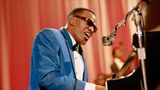 Ray Charles (gespielt von Jamie Foxx) während eines Auftritts in Seattle (Filmszene)