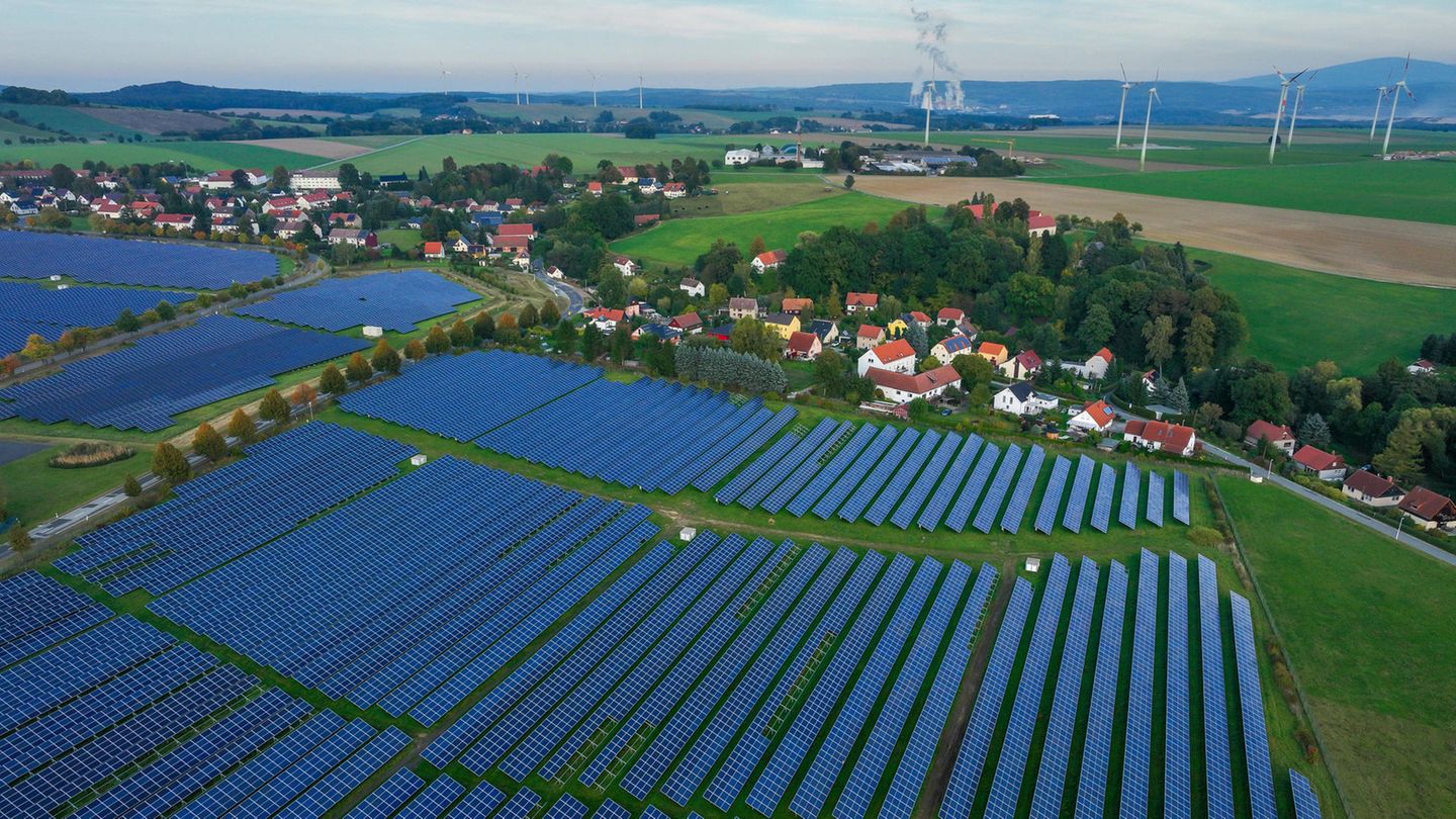 Energiepolitik: Freiflächen-PV-Anlage bei Zittau in Sachsen. Dahinter: Windräder und das Braunkohle-Kraftwerk Turow in Polen. Freiflächen-PV-Anlage bei Zittau in Sachsen. Dahinter: Windräder und das Braunkohle Kraftwerk Turow in Polen.