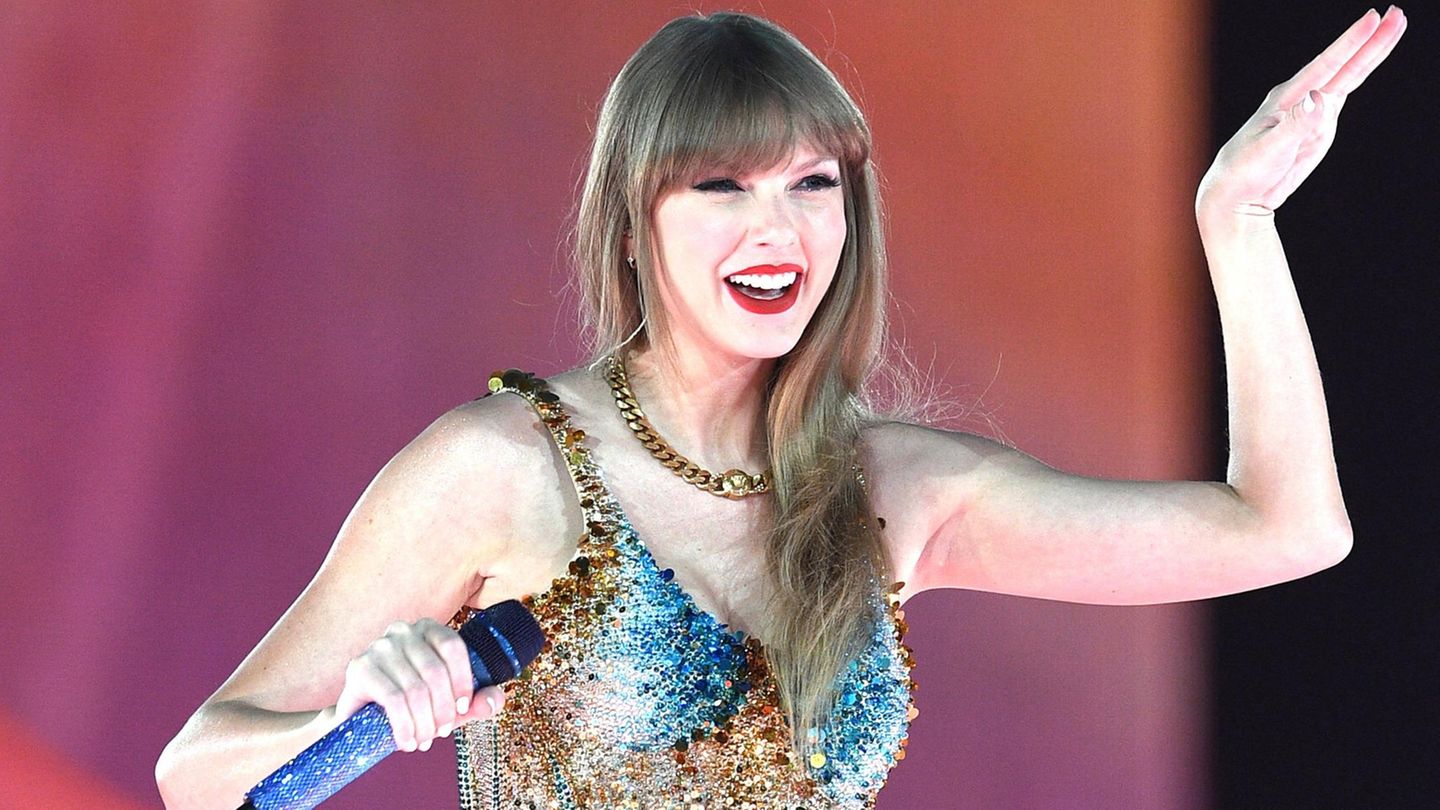 Taylor Swift in einer glitzernden Corsage auf der Bühne Liebe ist ein Kaleidoskop aus Schmerz, Folter, Akzeptanz und Hoffnung; das beschreibt Taylor Swift wie keine Zweite