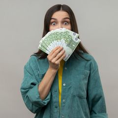 Symbolbild Steuererklärung: Eine Frau hält Geldscheine in der Hand