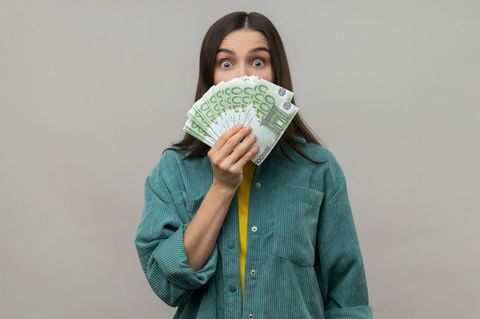 Symbolbild Steuererklärung: Eine Frau hält Geldscheine in der Hand