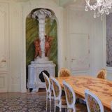 Ein Kamin in einem Esszimmer